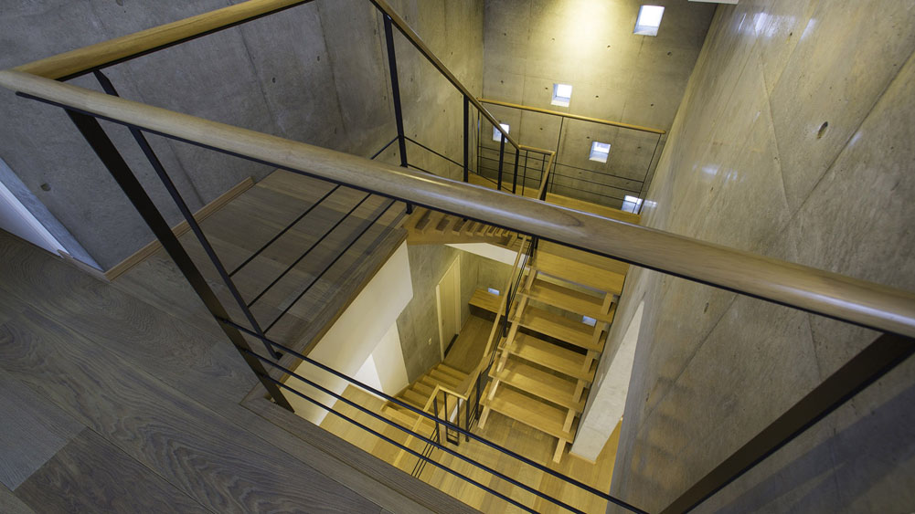 Mizunara - Mizunara 3F landing stairwell